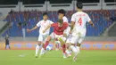 Pemain Timnas Indonesia U-22, Mauro Ziljstra (tengah) dijaga ketat oleh pemain Myanmar U-22 pada pertandingan SEA Games 2025 di 700th Anniversary Stadium, Chiang Mai, Jumat (12/12/2025). (Bola.com/Bagaskara Lazuardi)