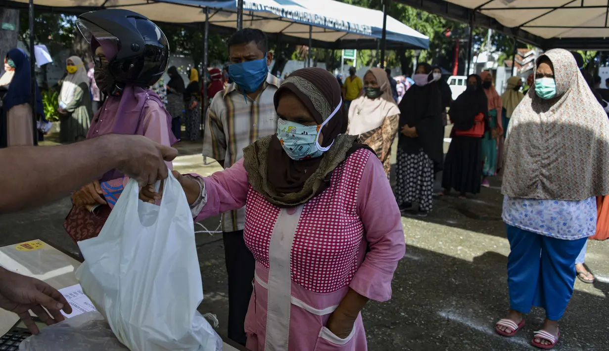 Warga membeli sembako murah di Banda Aceh, Aceh, Kamis (14/5/2020). Di tengah pandemi virus corona COVID-19, hadirnya penjualan sembako murah sangat membantu sebagian warga untuk memenuhi kebutuhan hidup. (CHAIDEER MAHYUDDIN/AFP)