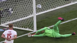 Gol bunuh diri ke-2 terjadi di laga Grup E saat Polandia menghadapi Slovakia (14/6/2021). Kiper Polandia asal Juventus, Wojciech Szczesny melakukan gol bunuh diri pada menit ke-18 yang membuat Slovakia unggul 1-0. Hasil akhir, Polandia kalah 1-2. (Foto: AP/Pool/Anton Vaganov)