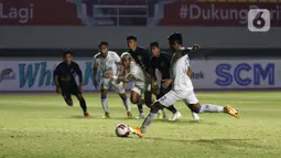 Pemain Arema FC Dedik Setiawan (kanan) berhasil menjebol gawang PSIS Semarang dari titik penalti dalam pertandingan babak penyisihan Grup A Piala Menpora 2021 di Stadion Manahan, Solo, Selasa (30/3/2021). Arema FC kalah 2-3. (Bola.com/Ikhwan Yanuar)