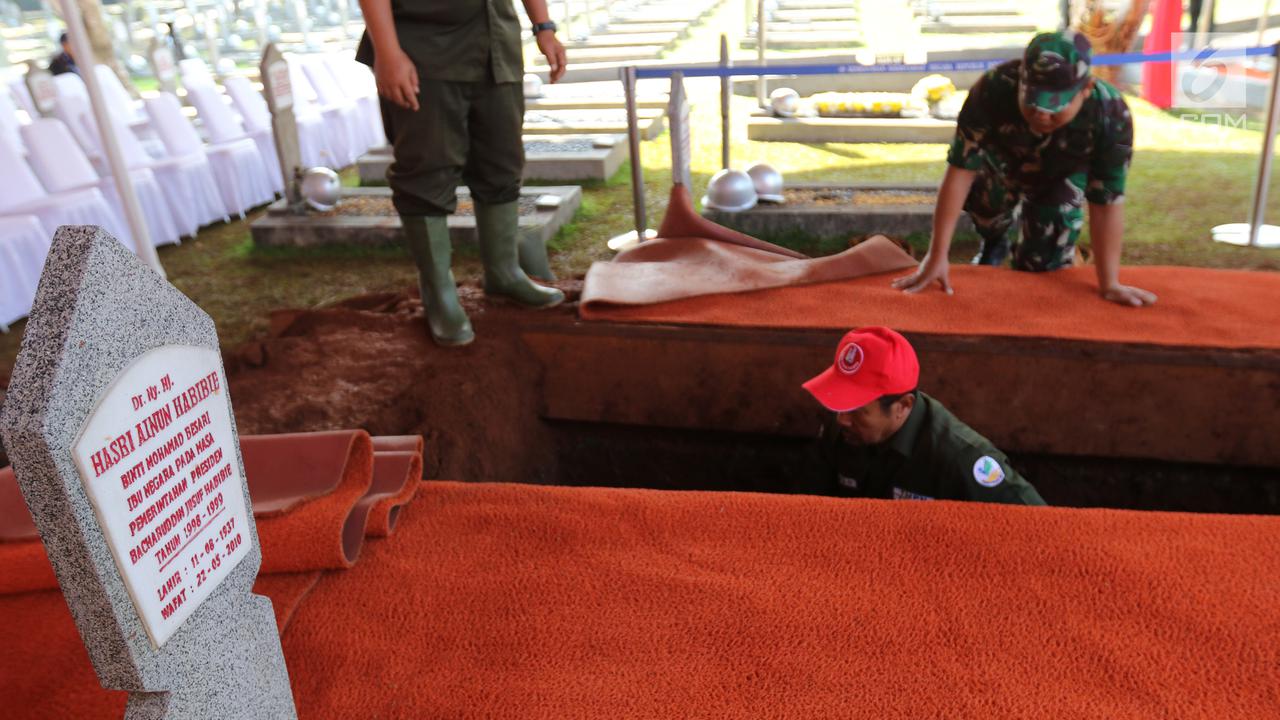 Sebelah Ainun, Ini Makam BJ Habibie di TMP Kalibata