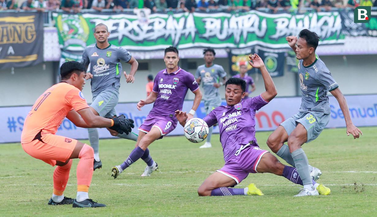 Pemain Persita Tangerang, Irsyad Maulana (kedua kanan) berusaha mencetak gol ke gawang Persebaya Surabaya pada laga pekan ke-18 BRI Liga 1 2022/2023 di Stadion Indomilk Arena, Tangerang, Rabu (18/1/2023) sore WIB. Persita kalah 0-5 dari Persebaya. (Bola.com/M Iqbal Ichsan)