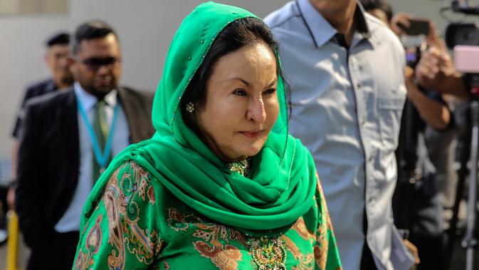 Rosmah Mansor, istri mantan Perdana Menteri (PM) Malaysia Najib Razak, mendatangi kantor Komisi Antikorupsi Malaysia (MACC) di Putrajaya, Rabu (26/9). Rosmah yang didampingi pengacaranya tidak memberikan pernyataan apapun kepada wartawan. (AFP)