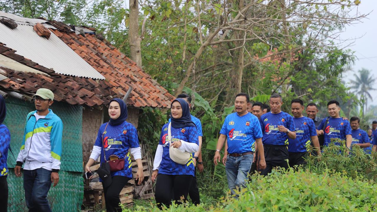 Para Forkpimda Pemda Garut yang dipimpin Pj, Bupati Garut Barnas Adjidin tengah melakukan menikmati fun walk atau saba desa dengan mengitari perkampungan sekitar Kantor Mapolres Garut, dalam perayaan ke-69 HUT Lalu Lintas,. (Liputan6.com/Jayadi Supriadin)