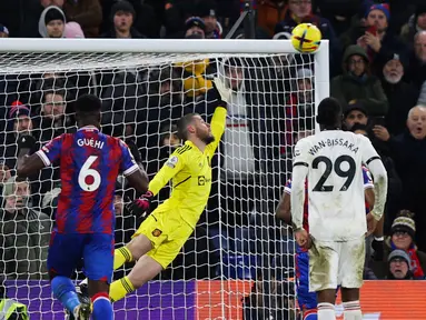 Penjaga gawang Manchester United David de Gea gagal menghalau bola dari tendangan bebas yang dilakukan oleh pemain Crystal Palace dalam pertandingan lanjutan Liga Inggris 2022/2023 yang berlangsung di Selhurst Park, London, Kamis (19/1/2023).  (AFP/Adrian Dennis)