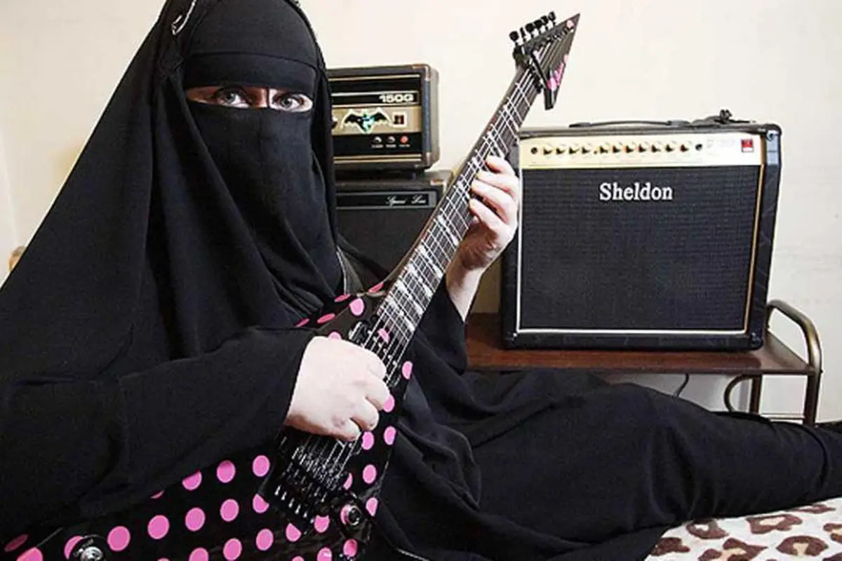 Kenalin Gisele Marie, Perempuan Bercadar Ini Gitaris Grup Metal!