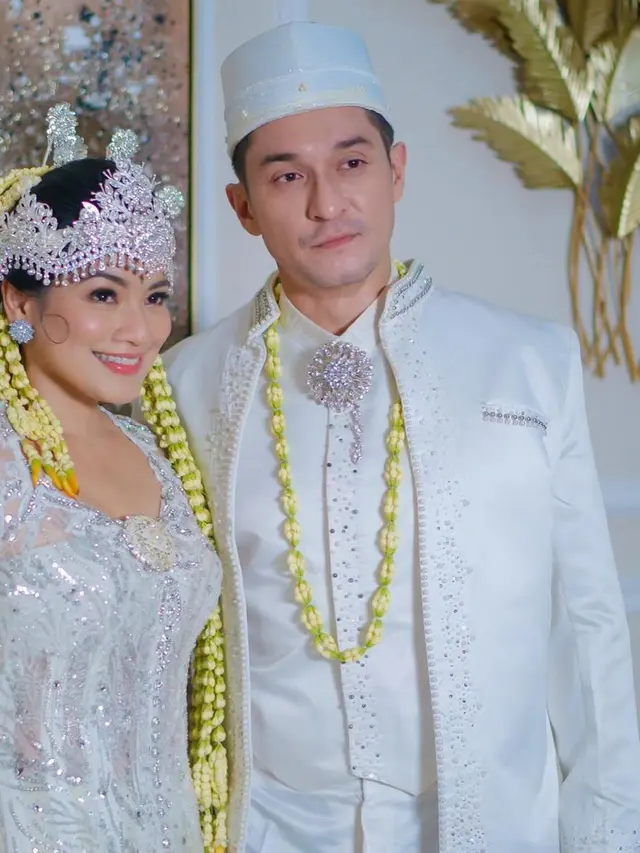Potret Titi Kamal dan Miller Khan kenakan baju pengantin (Sumber: Instagram/@titi_kamall)