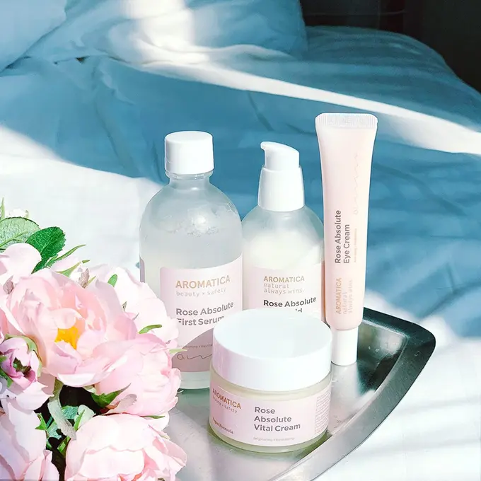 Hidrasi Instan Kulit Kering dan Lawan Tanda Penuaan Dini dengan Skincare Vegan Berbahan Mawar