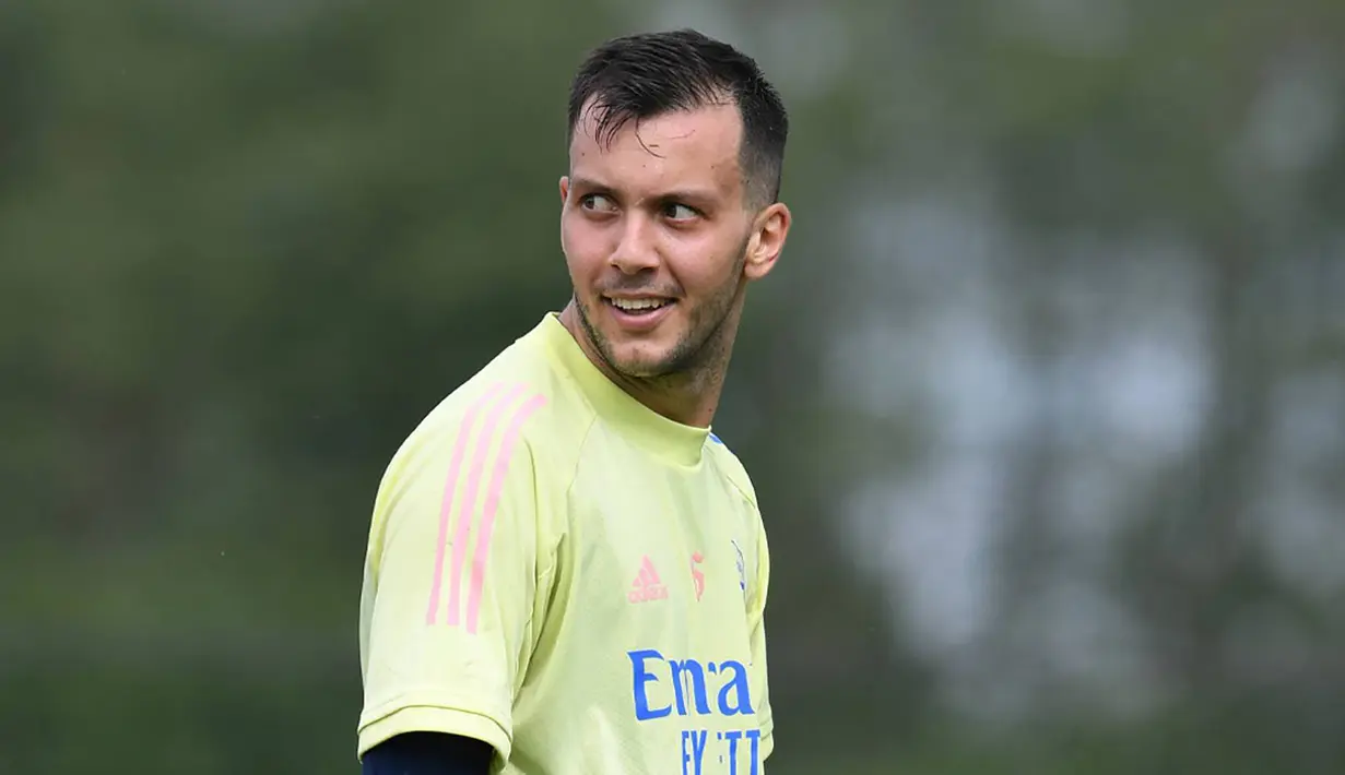 <p>Dejan Iliev. Kiper Makedonia Utara berusia 27 tahun ini didatangkan Arsenal dari Belasica pada awal musim 2012/2013 untuk bergabung dengan Arsenal U-18. Pada musim 2017/2018 ia yang telah naik kelas ke tim U-21 ditarik ke tim utama The Gunners. Namun ia gagal bersaing di skuat utama dan akhirnya justru dipinjamkan ke beberapa klub setelah tak sekalipun tampil di tim senior. Pada Februari 2022 ia sepakat memutus kontrak untuk hijrah ke AS Trencin, klub kasta tertinggi di Liga Slovakia. (arsenal.com)</p>