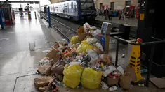 Tumpukan sampah terlihat di stasiun kereta Saint-Charles di Marseille, Prancis tenggara, pada 20 Juni 2023. (AFP/Nicolas Tucat)