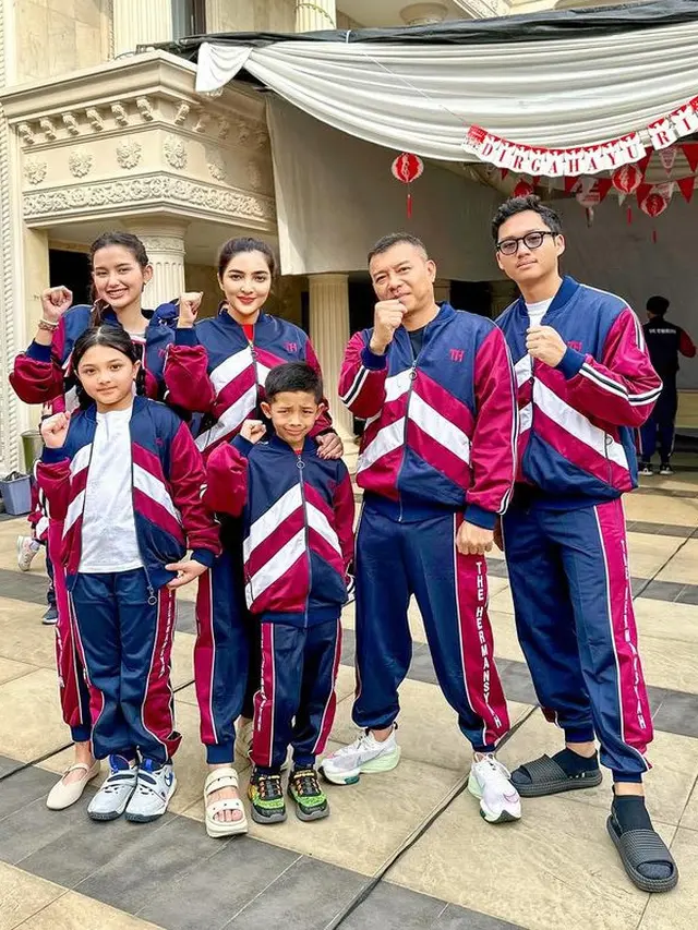 Keluarga Anang Hermansyah saat merayakan Kemerdekaan