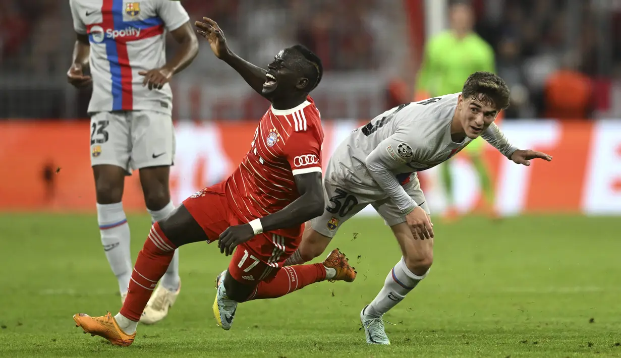 Gelandang Barcelona Gavi berebut bola dengan penyerang Bayern Munchen Sadio Mane ada matchday 2 Grup C Liga Champions 2022/2023 di Allianz Arena, Rabu (14/9/2022) dini hari WIB. Barcelona takluk 0-2 saat dijamu Bayern Munchen. (AP Photo/Andreas Schaad)