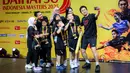 <p>Pebulu tangkis ganda putra Indonesia, Mohammad Ahsan/Hendra Setiawan melakukan swafoto bersama anggota keluarganya dalam acara 'Moment of Honor The Daddies' sebelum laga final Indonesia Masters 2025 di Istora Senayan, Jakarta, Minggu (26/01/2025). (Bola.com/Bagaskara Lazuardi)</p>