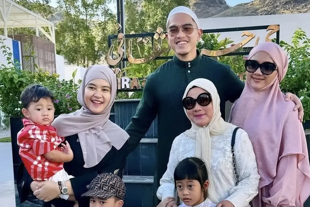 Gaya Kahiyang Ayu Kenakan Kerudung Saat Umrah