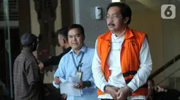 Gubernur Kepulauan Riau (Kepri) nonaktif Nurdin Basirun usai menjalani pemeriksaan di Gedung KPK, Jakarta, Kamis (7/11/2019). Nurdin Basirun  diperiksa sebagai tersangka untuk melengkapai berkas terkait aliran suap izin lokasi rencana reklamasi di wilayah Kepulauan Riau. (merdeka.com/Dwi Narwoko)
