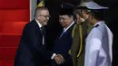 Perdana Menteri Australia Anthony Albanese (kiri) tersenyum setibanya di Bandar Udara Internasional Halim Perdanakusuma di Jakarta pada 14 Mei 2025. (YASUYOSHI CHIBA/AFP)