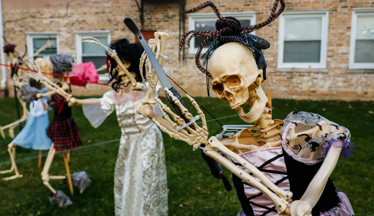 Tengkorak-tengkorak dipajang dalam acara Highwood Skeleton Invasion yang digelar di Highwood, Illinois, Amerika Serikat (AS), pada 22 Oktober 2020. Ratusan tengkorak dipajang di Highwood dalam acara bertajuk Skeleton Invasion (Invasi Tengkorak). (Xinhua/Joel Lerner)