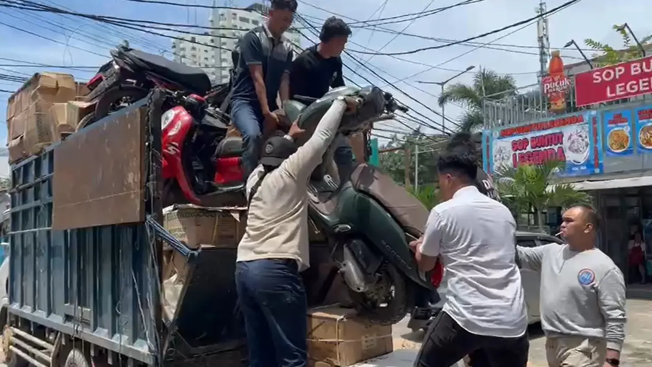 Truk memuat 13 unit sepeda motor yang diduga hasil curian untuk dikirim ke Bengkulu. (Liputan6.com/Ady Anugrahadi)
