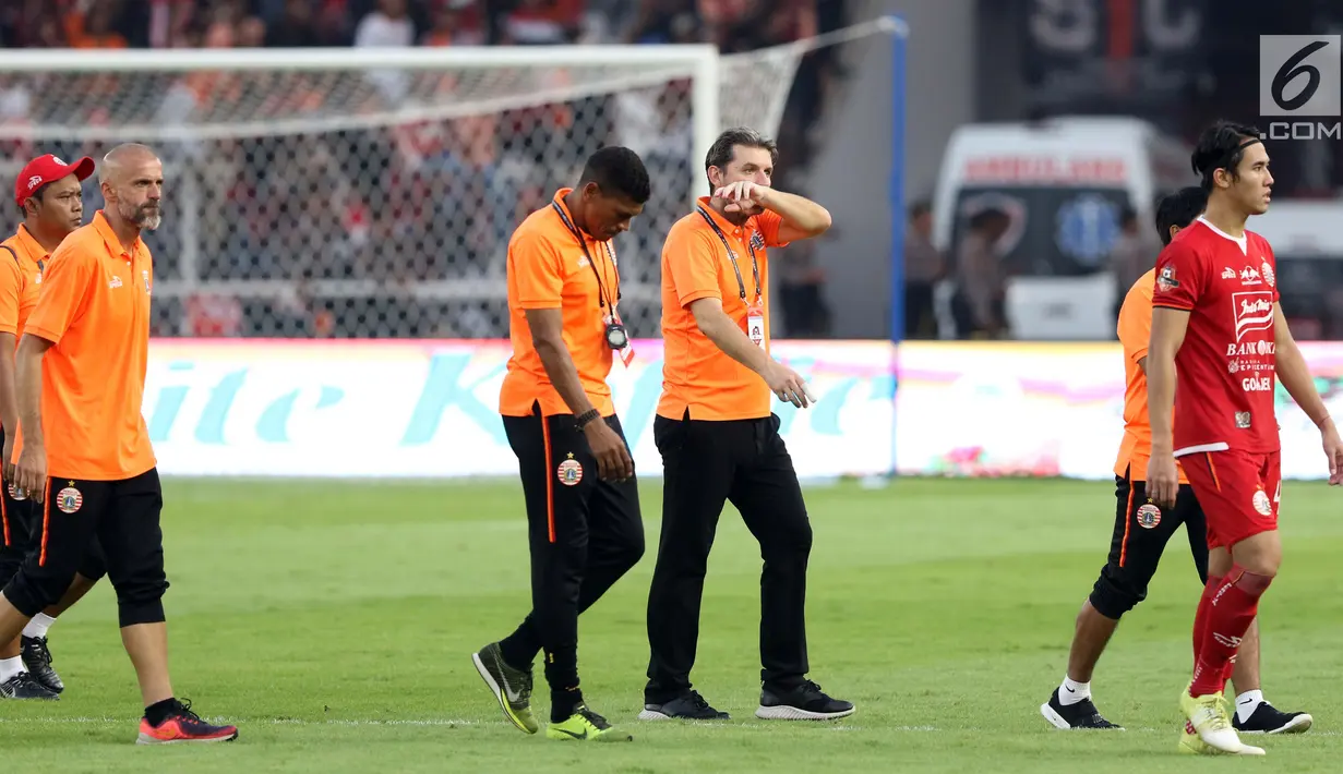 Pelatih Persija, Julio Banuelos Saez (ketiga kiri) tertunduk usai laga lanjutan Shopee Liga 1 Indonesia 2019 melawan Arema FC di Stadion Gelora Bung Karno, Jakarta, Sabtu (3/8/2019). Kedua tim bermain imbang 2-2-. (Liputan6.com/Helmi Fithriansyah)