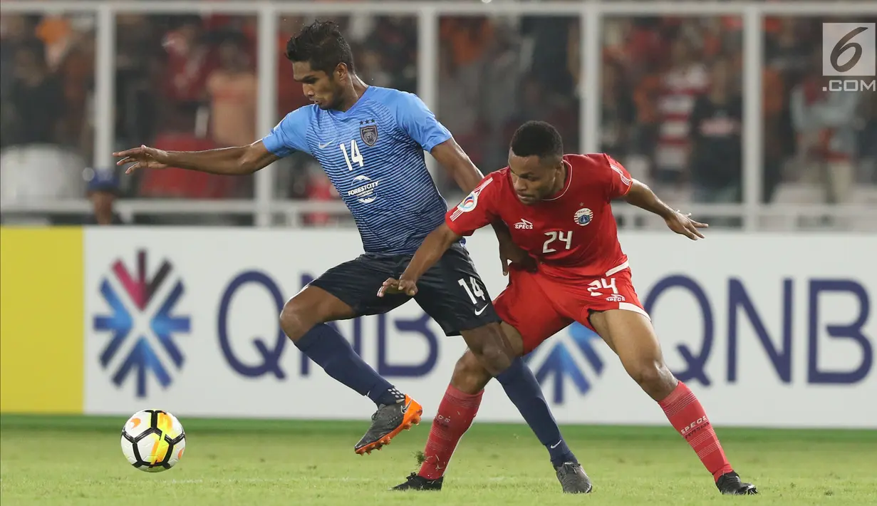 Gelandang Persija, Yan Pieter Nasadit (kanan) berebut bola dengan pemain Johor Darul Takzim, Hariss Harun pada lanjutan penyisihan Grup H Piala Asia 2018 di Stadion GBK, Jakarta, Selasa (10/4). Persija menang telak 4-0. (Liputan6.com/Helmi Fithriansyah)
