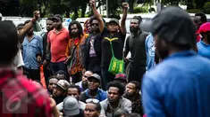 Massa dari Aliansi Mahasiswa Papua dan Front saat berunjuk rasa di jalan Imam Bonjol, Jakarta, Kamis (1/12). Dalam aksinya mereka meminta kemerdekaan di Tanah Papua, terutama di Papua Barat. (Liputan6.com/Faizal Fanani)