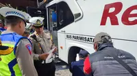 Satlantas polres Garut bersama Dinas Perhubungan (Dishub) Garut, Jawa Barat melakukan penilangan sejumlah bus pariwisata pengangkut kegiatan study tour dan wisata di wilayah hukum Garut. (Liputan6.com/Jayadi Supriadin)