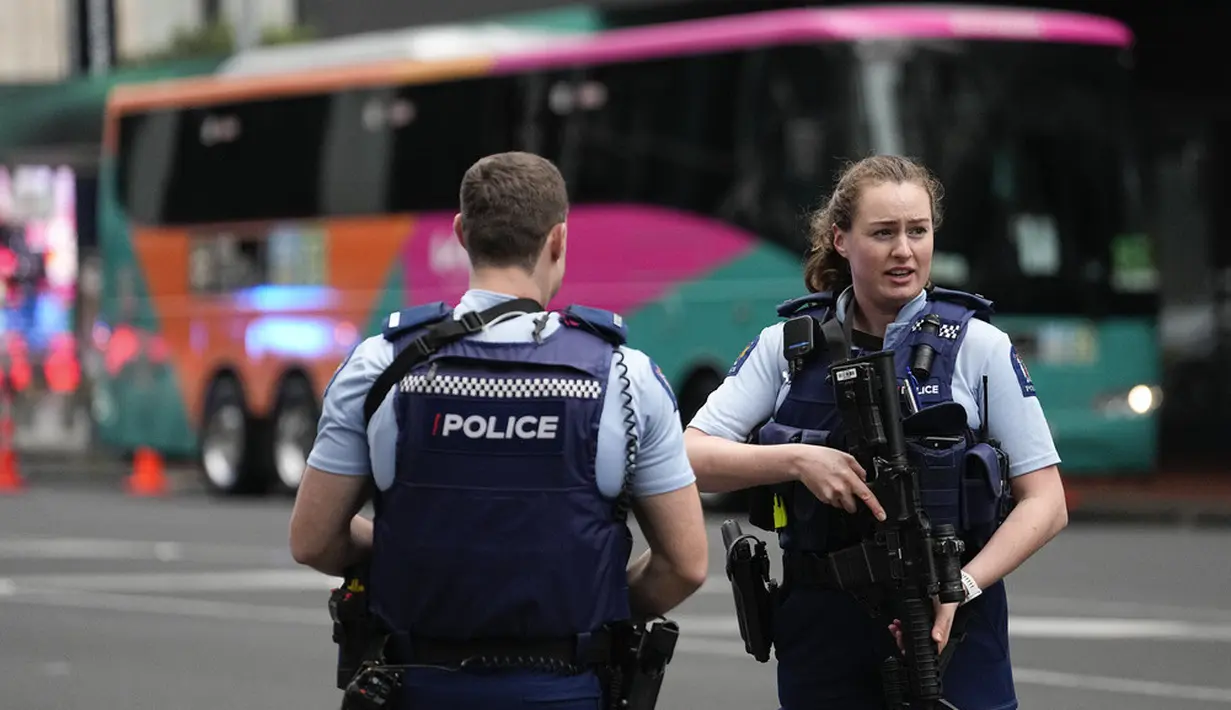 <p>Polisi bersenjata berdiri di luar sebuah hotel yang menampung tim dari Piala Dunia Sepak Bola Wanita di kawasan pusat bisnis setelah penembakan di Auckland, Selandia Baru, Kamis (20/7/2023). Penembakan menewaskan dua orang dan satu pelakunya. (AP Photo/Abbie Parr)</p>