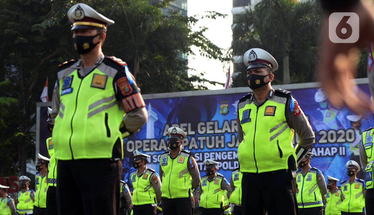 Sejumlah polisi mengikuti apel pasukan Operasi Patuh Jaya 2020 di Lapangan Polda Metro Jaya, Jakarta, Kamis (23/7/2020). Ada lima jenis pelanggaran yang jadi sasaran prioritas Operasi Patuh Jaya 2020 di antaranya penggunaan rotator dan sirene tidak sesuai ketentuan. (merdeka.com/Imam Buhori)