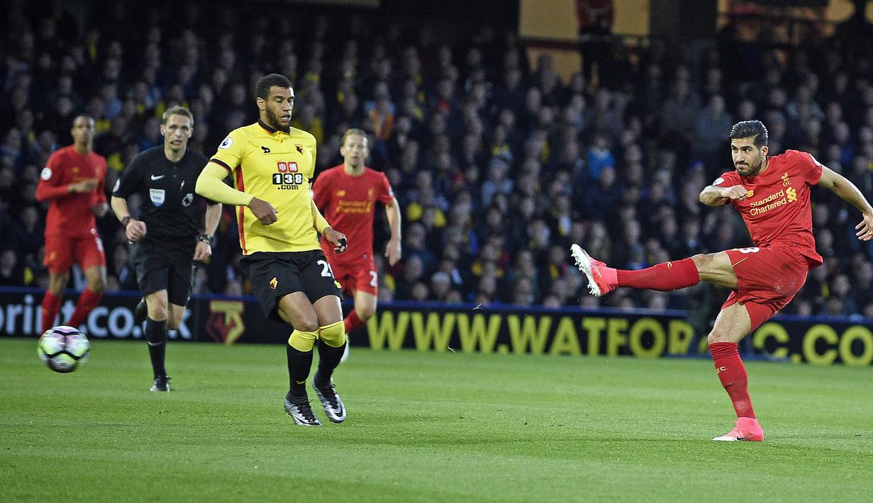 Gelandang Liverpool, Emre Can, berusaha membobol gawang Watford pada laga Premier League di Stadion Vicarage, Watford, Minggu (1/5/2017). Watford kalah 0-1 dari Liverpool. (EPA/Gerry Penny)