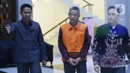 Mantan Komisioner KPU, Wahyu Setiawan dikawal petugas usai menjalani pemeriksaan oleh penyidik di Gedung KPK, Jakarta, Selasa, (21/1/2020). Wahyu Setiawan diperiksa sebagai tersangka terkait kasus dugaan penerimaan hadiah atau janji penetapan anggota DPR Terpilih 2019-2024. (merdeka.com/Dwi Narwoko)