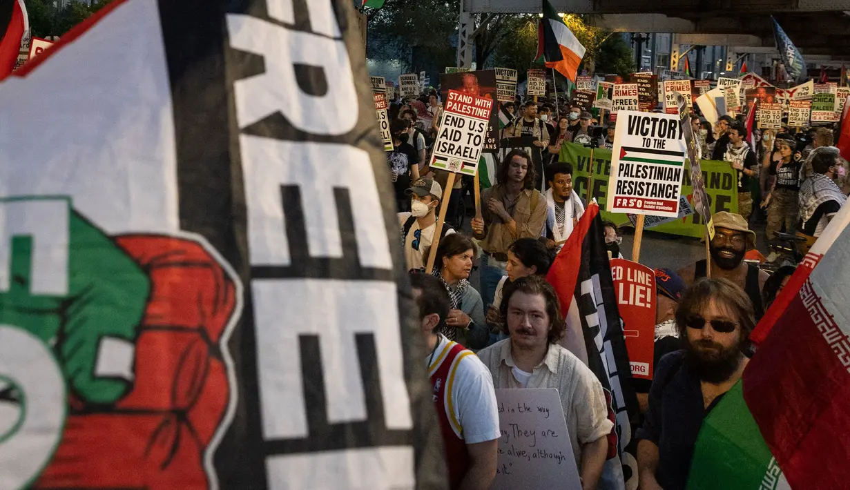 Sejumlah orang berunjuk rasa di sekitar lokasi Konvensi Nasional Partai Demokrat (DNC) di Chicago, Illinois, Amerika Serikat. (CHRISTIAN MONTERROSA/AFP)