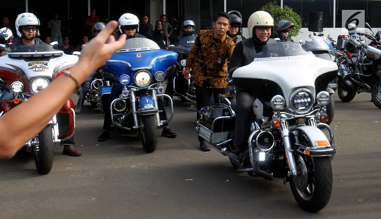 Ketua MPR Zulkifli Hasan mengendarai Motor Gede di Halaman Gedung DPR/MPR, Jakarta, Minggu (1/7). Acara tersebut dilakukan untuk Halal Bihalal Ketua MPR dengan Pencinta Motor Gede dengan mengambil tema "Merah Putih Kita Sama". (Liputan6.com/Johan Tallo)