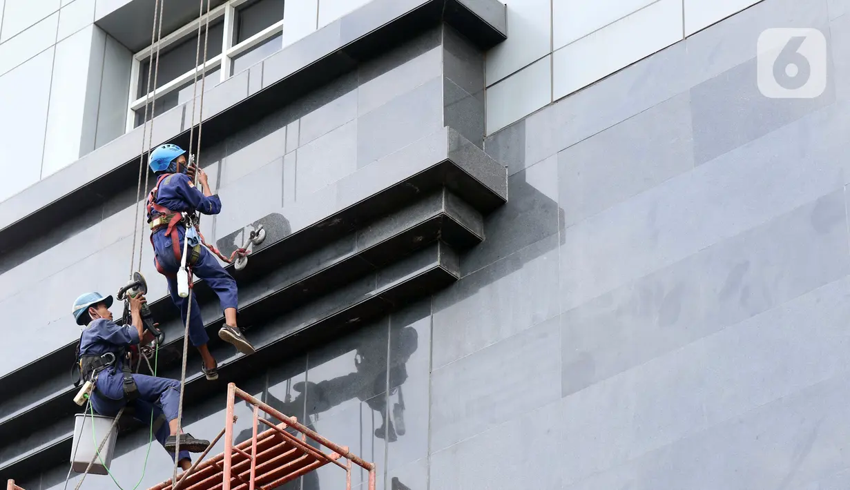 Aktivitas pekerja ketinggian di salah satu bagian gedung Pengadilan Negeri Jakarta Pusat, Rabu (18/11/2020). Kemenaker terus melakukan berbagai upaya menekan angka kecelakaan kerja, diantaranya peningkatan regulasi dan budaya Kesehatan dan Keselamatan Kerja (K3). (Liputan6.com/Helmi Fithriansyah)