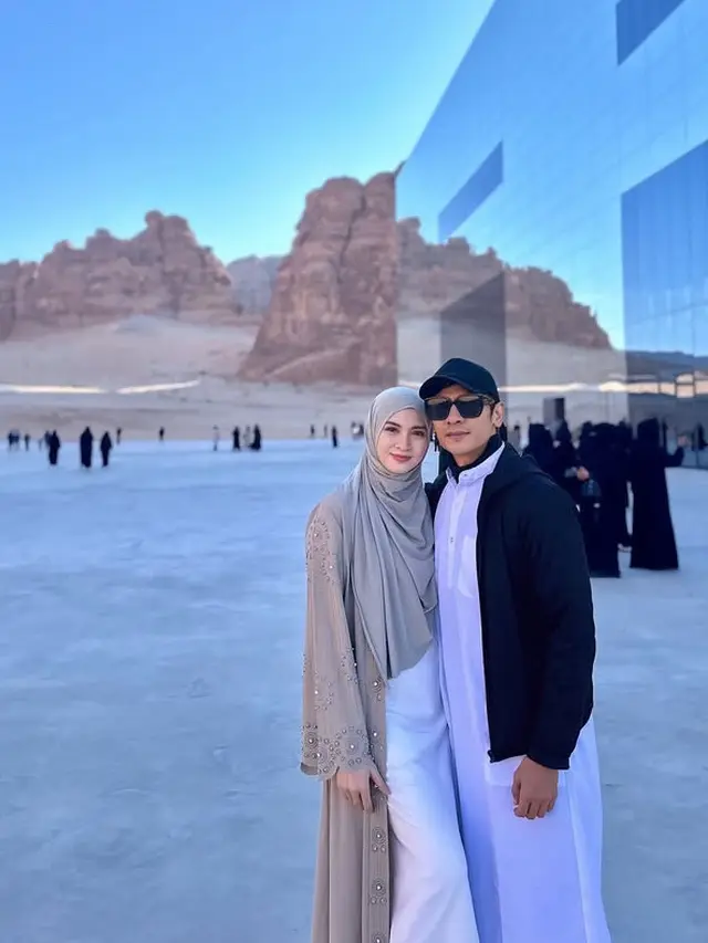 Tampilan Donita saat Umrah Bersama Keluarga di Awal 2025. [@donitabhubiy]