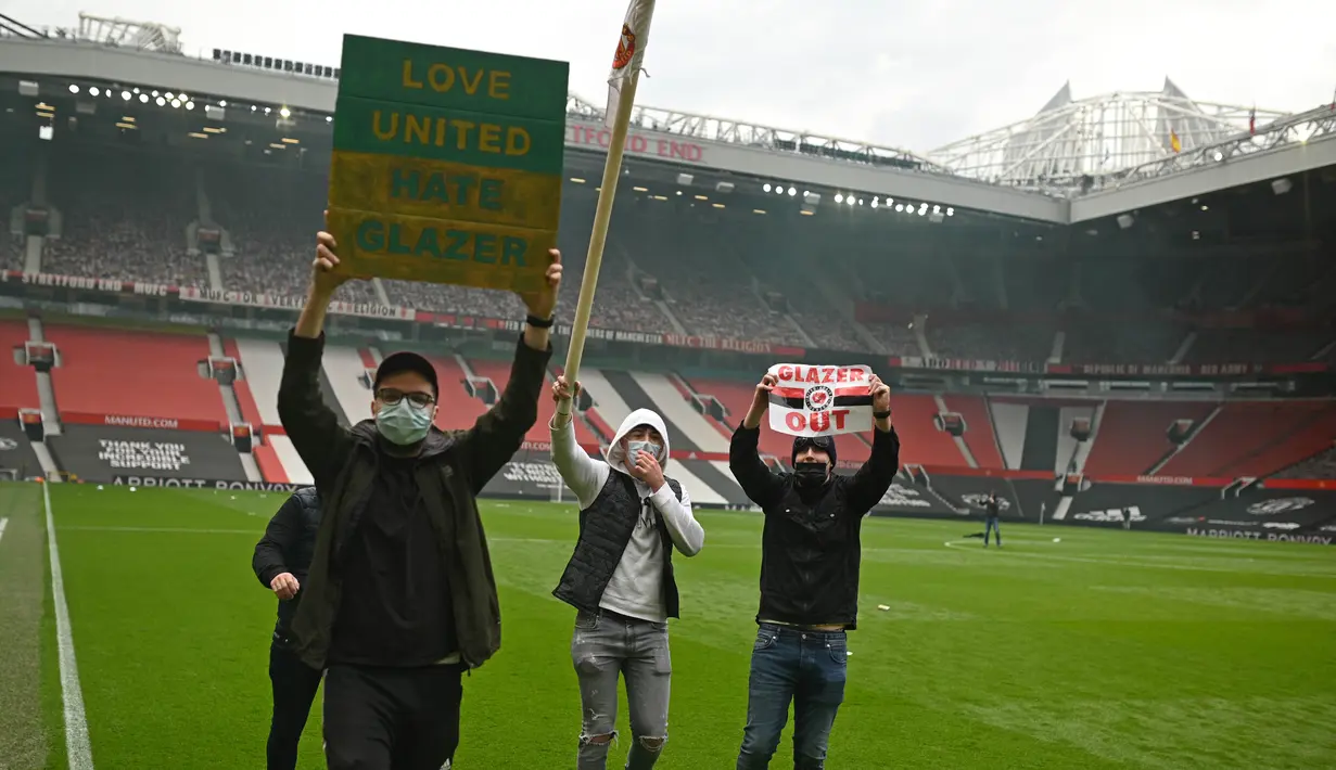 Keluarga Glazers juga menghadapi kritik berskala besar karena utang klub dan gagal memenangkan trofi. Demonstrasi tak bisa dihindarkan meski Manchester United duduk di urutan kedua klasemen. (Foto: AFP/Oli Scarff)
