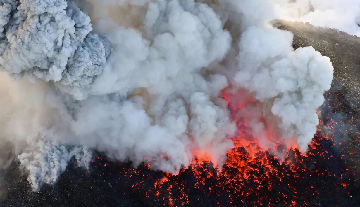 Lahar Gunung Shinmoedake terlihat di Kirishima, Jepang selatan, (6/3). Gunung berapi tersebut meletus dengan hebat beberapa kali mengeluarkan abu dan asap sampai 2.300 meter (7.500 kaki) dalam ledakan terbesar sejak 2011. (Berita Kyodo via AP)