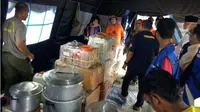 Distribusi bantuan rendang seberat satu ton dari Pemprov Sumbar untuk para pengungsi korban gempa bumi di Palu dan sekitarnya. (Batamnews.co.id/Twitter/Sutopo_PN)