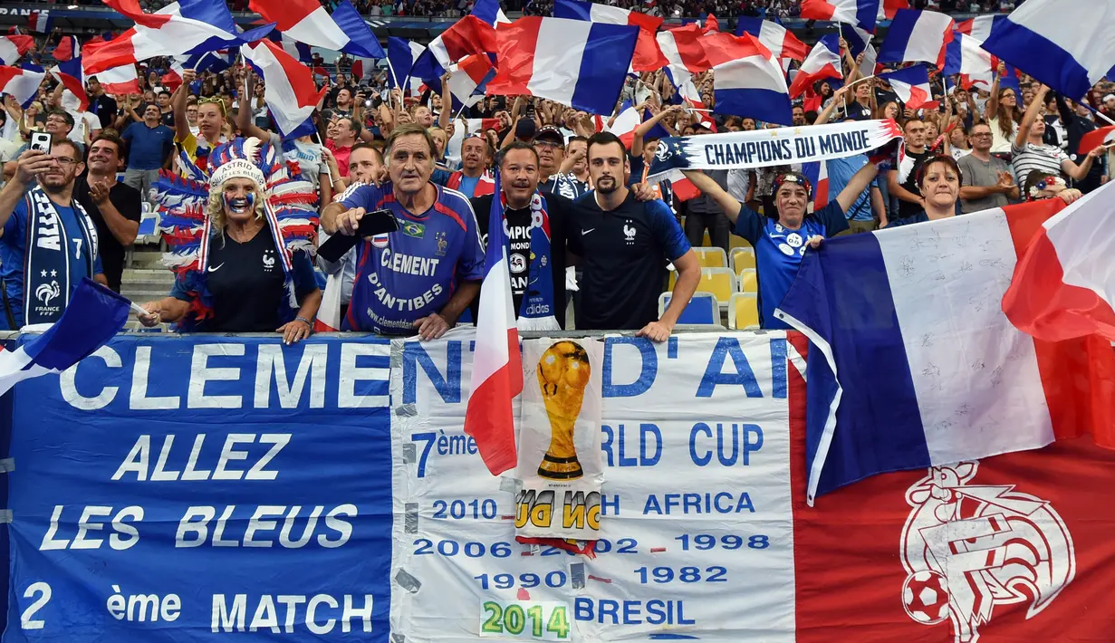 Para suporter memberikan dukungan saat Prancis menjamu Belanda pada laga UEFA Nations League di Stade de France, Paris, Minggu (9/9/2018). Prancis menang 2-1 atas Belanda. (AFP/Anne-Christine Poujoulat)