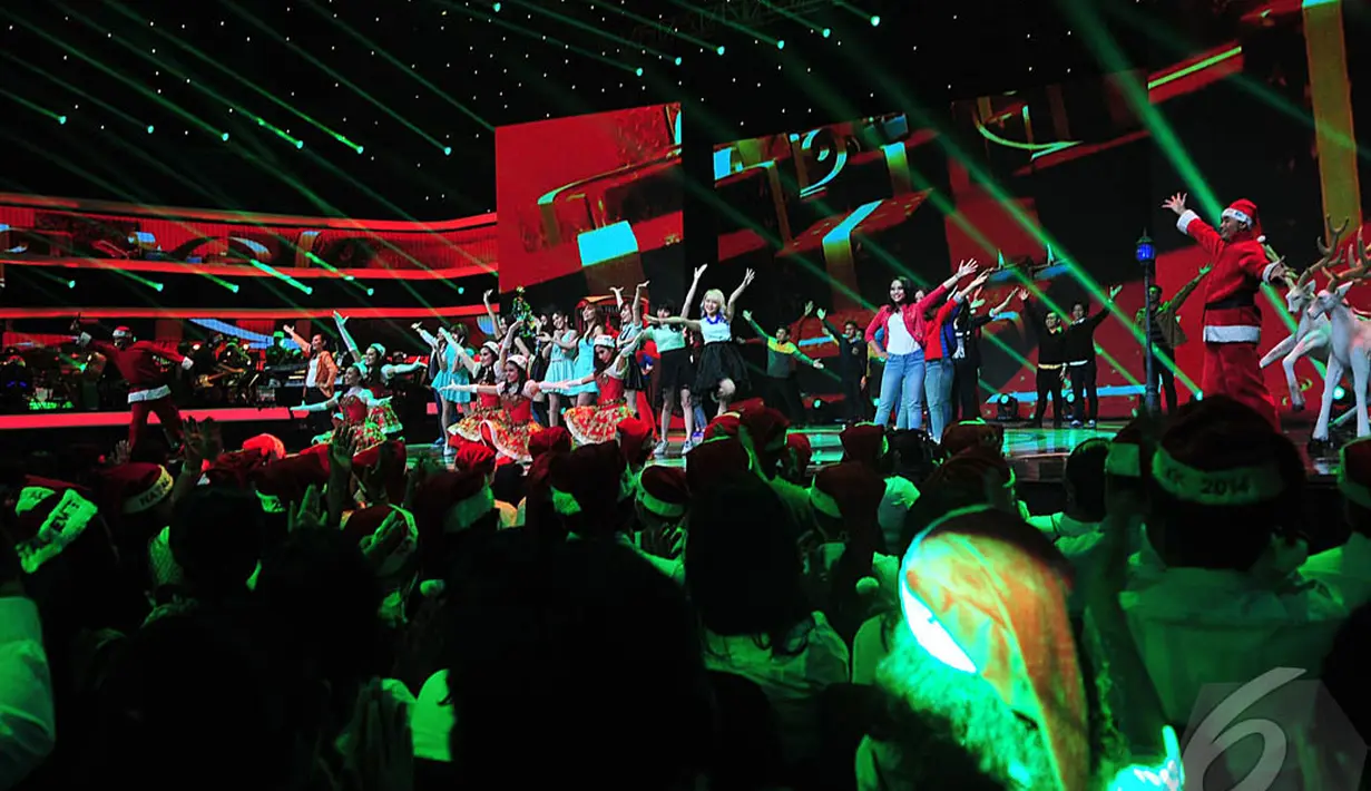 Kemeriahan konser musikal baertajuk "Harmoni Hadiah Terindah" di Studio 6 SCTV, Jakarta, Jumat (12/12/2014). (Liputan6.com/Johan Tallo)