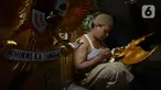 Perajin menyelesaikan kerajinan lambang Garuda Pancasila di bengkel rumahan, Jakarta, (13/8/2020). Menko bidang Perekonomian Airlangga Hartanto memaparkan anggaran Pemulihan Ekonomi Nasional (PEN) dalam bentuk bantuan bagi UMKM tercatat Rp32,5 triliun per 3 Agustus 2020. (merdeka.com/Imam Buhori)