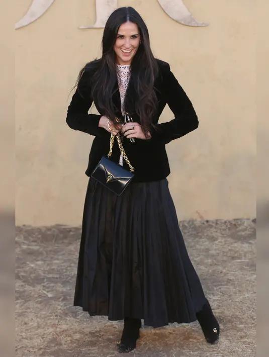Senyum Demi Moore saat menghadiri Dior Cruise 2018 di Calabassas, Santa Monica, California (11/5). (Photo by Willy Sanjuan/Invision/AP)