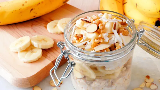 overnight oats dengan pisang dan almond