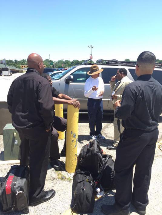 Dahlan Iskan mengabarkan sempat diwawancara media di halaman Muhammad Ali Center, tempat warga meletakkan karangan bunga. (twitter.com/iskan_dahlan)