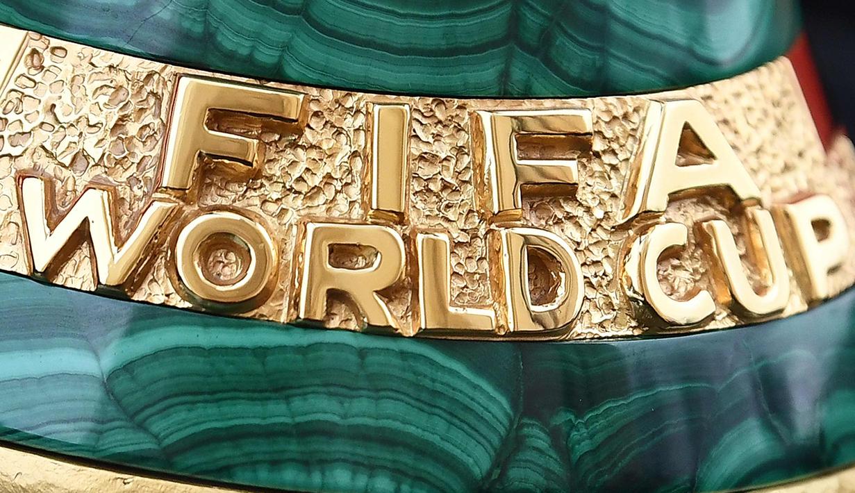 Detail trofi Piala Dunia FIFA 2018 selama FIFA World Cup Trophy Tour di Paris (20/3). Piala Dunia 2018 diselenggarakan 14 Juni dan 15 Juli 2018 di Rusia. (AFP Photo/Franck Fife)