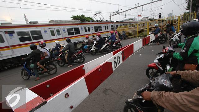 20161006- Tingkah Pemotor Saat Terobos Palang Pintu Perlintasan Kereta