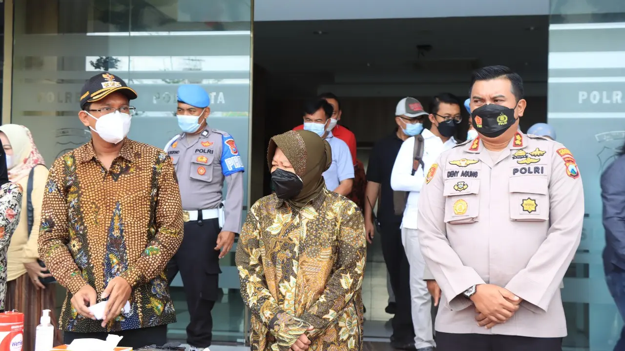 Menteri Sosial Tri Rismaharini (Risma) di Mapolresta Sidoarjo, Sabtu (5/2/2022) (Liputan6.com/Dian Kurniawan)