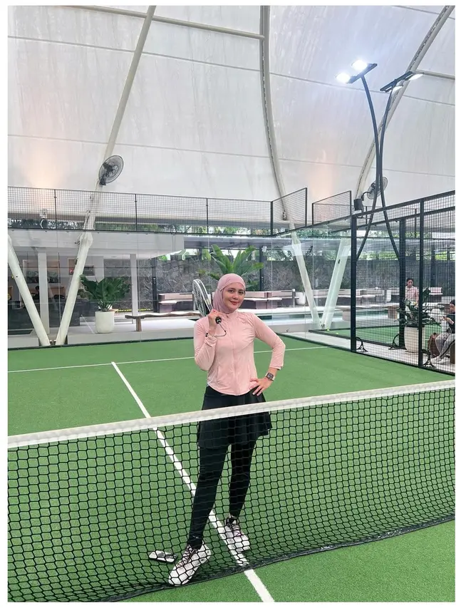 6 Gaya Outfit Padel Berhijab ala Juliana Moechtar, Memukau di Lapangan
