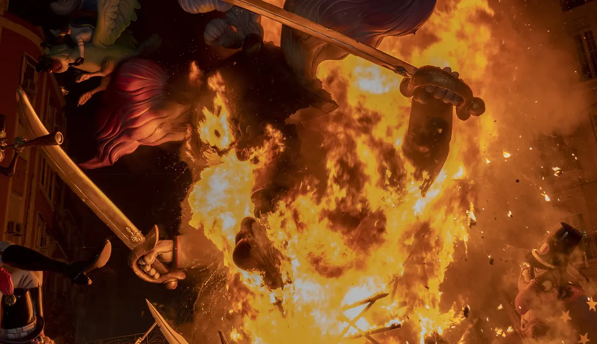 Boneka dan patung dibakar selama festival Fallas tradisional di Valencia, Spanyol, Sabtu (19/3/2022). Setiap bulan Maret di Valencia, Spanyol diadakan Festival Fallas. (AP Photo/Alberto Saiz)