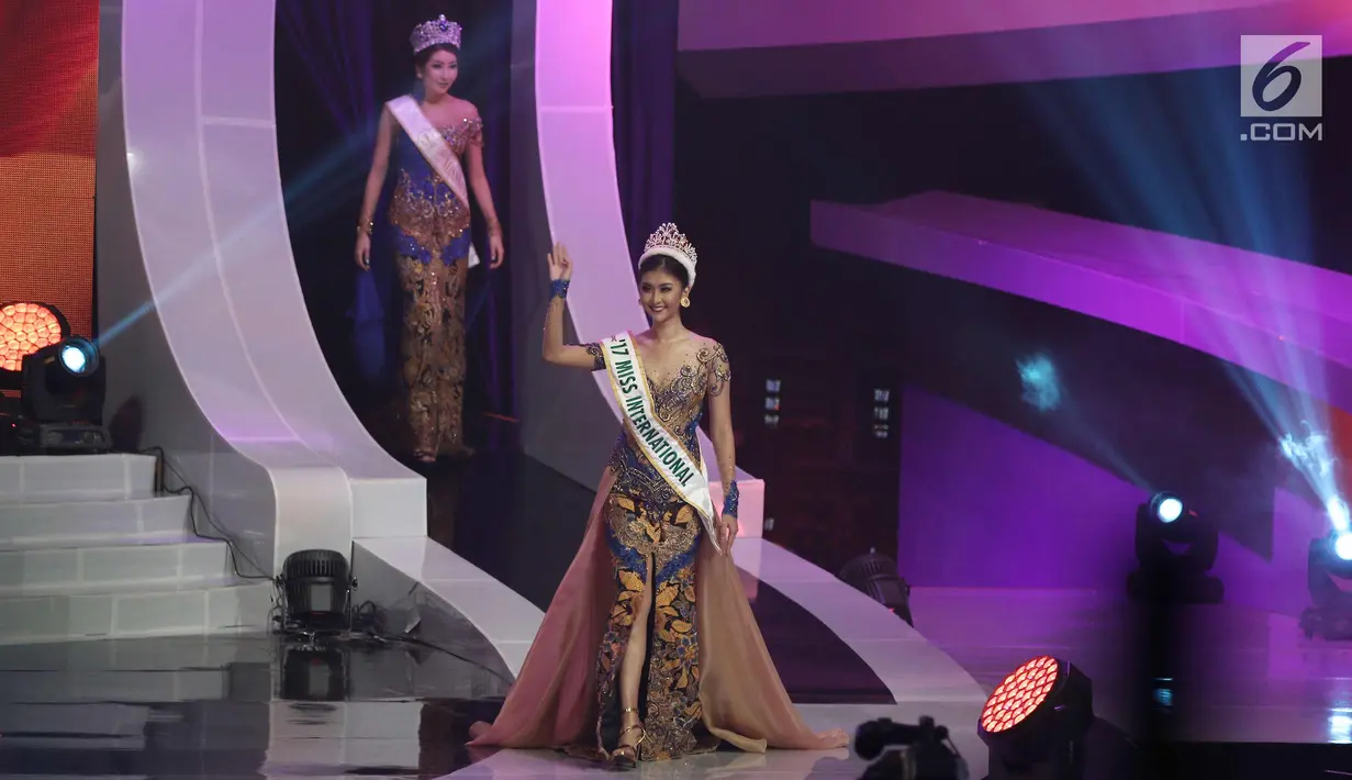 Miss International 2017, Kevin Lilliana saat tampil menghadiri malam puncak pemilihan  Puteri Indonesia 2018 di JCC, Jakarta, Jumat (9/3). Kevin Lilliana tampil cantik mengenakan busana rancangan Intan Avantie. (Liputan6.com/Herman Zakharia)