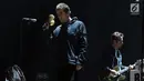 Mantan vokalis Oasis Liam Gallagher saat membawakan lagu dalam konser musik Liam Gallagher of OASIS - World Tour 2018 di Ecovention Hall Ancol, Jakarta, Minggu (14/1). Ini merupakan konser pertamanya di Indonesia. (Liputan6.com/Johan Tallo)